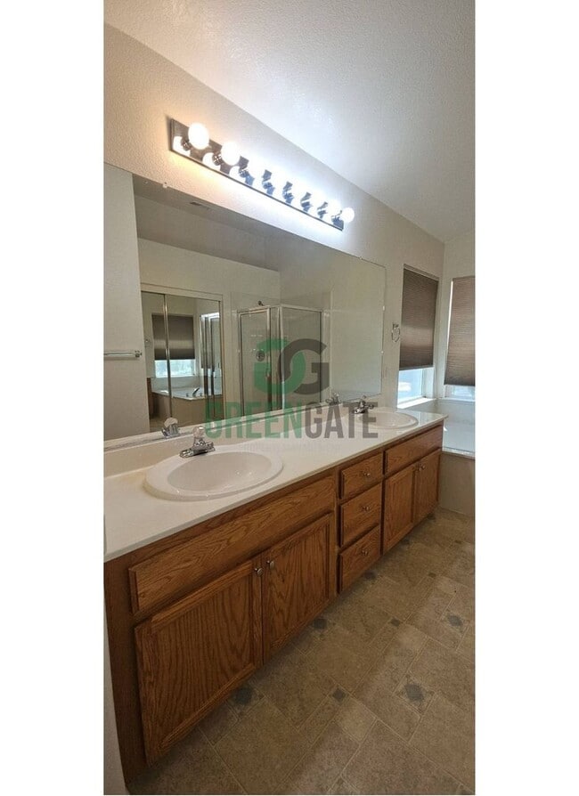 Building Photo - Beautiful 4 Bedroom, 3 Bathroom Home in Tr...