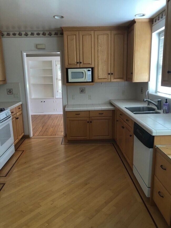 Building Photo - COMING SOON! Beautiful Home near Warner Brothers Studio! AVAILABLE 6/10/2026