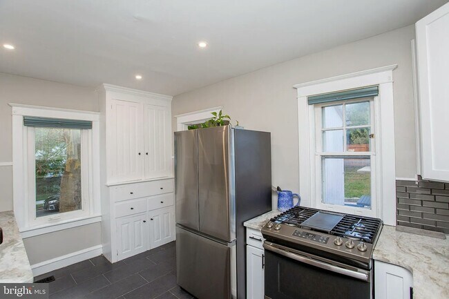 Building Photo - 501 E Mt Airy Ave