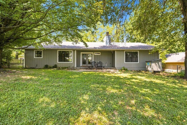 Building Photo - Spacious 3 Bed, 2 Bath Home with Fenced Backyard on Fayetteville's East Side