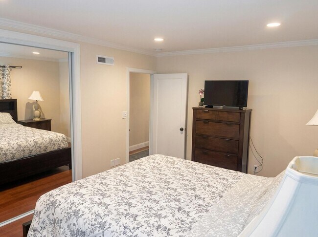 Building Photo - Charming 3-Bedroom Home with Inviting Outdoor Space