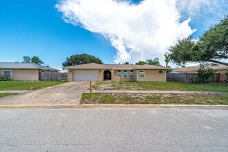 Building Photo - 4 bedroom, 2 bathroom Beachside, Pool Home!