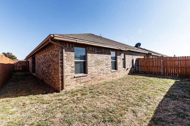 Building Photo - Beautiful, Spacious Duplex in South Lubbock