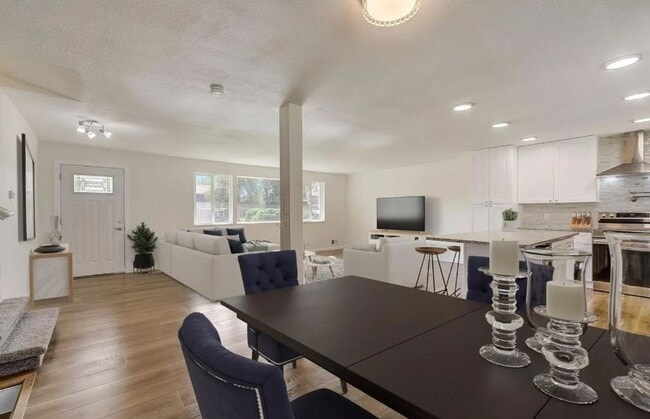 Building Photo - Newly Remodeled Home with Spacious Driveway!