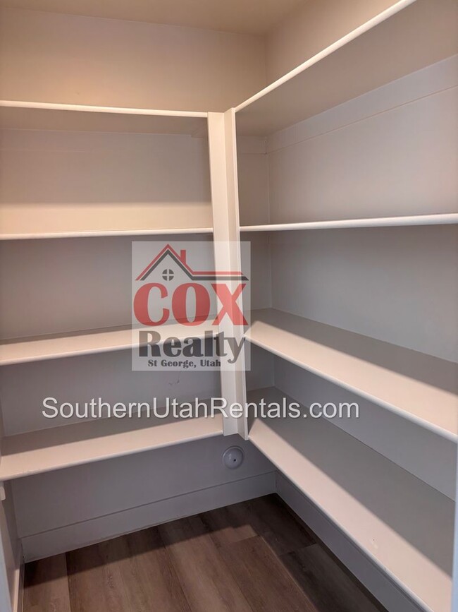 Building Photo - 3 bed / 2.5 bath / 2-car with washer/dryer...