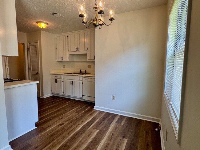 Building Photo - Corner Lot - Ranch home in Powder Springs!