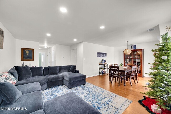 Building Photo - 33 S Pointe Cir