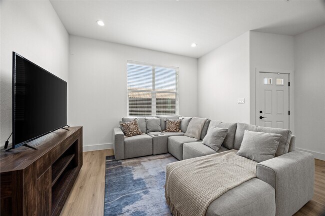 Building Photo - 1550 W Tidwell Rd