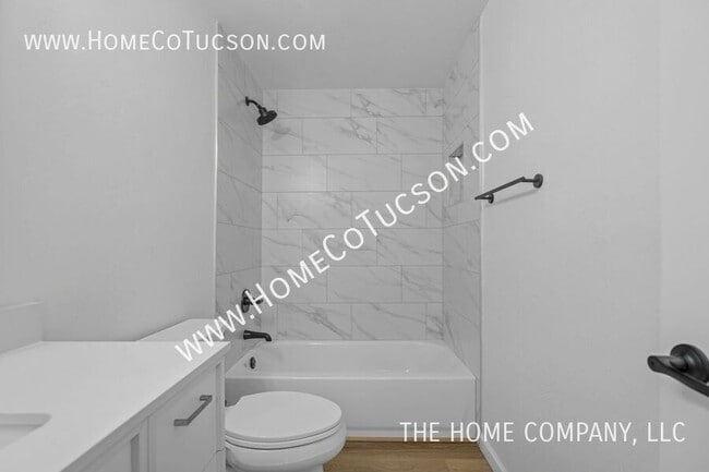 Building Photo - 7461 E Victoria Dr