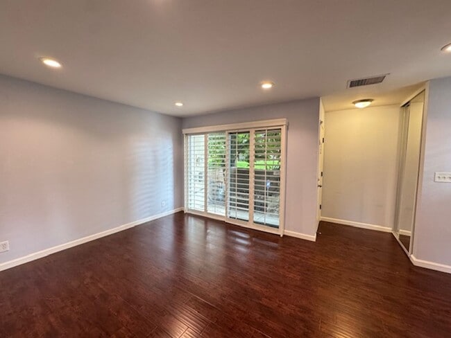 Building Photo - Gorgeous Walnut Creek Townhome 2 bedroom, 2.5 bath with 1 car garage in Sunset Park