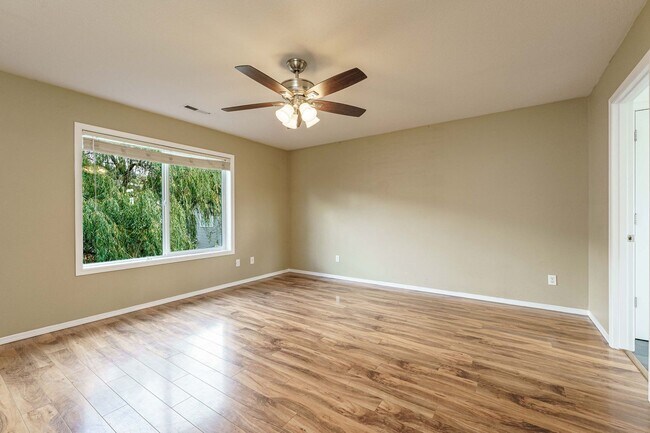 Building Photo - $500 Move In Special  4 Bedroom 2.5 Bath N...