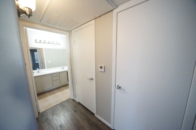 Building Photo - SHOWINGS AVAILABLE NOW