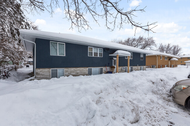 Glance of front and side entry access - 4725 Welcome Ave N