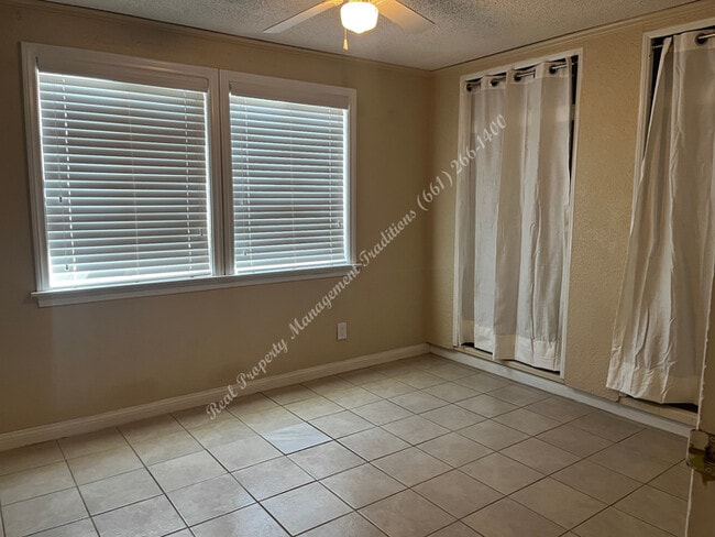 Building Photo - Adorable 2 + 1 in Rosamond