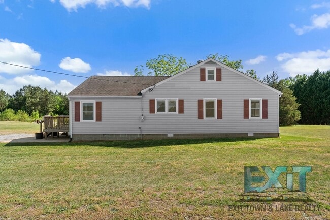 Building Photo - Country Feel, Modern Updates – 3BR Home on Quiet Road Just Outside of South Hill