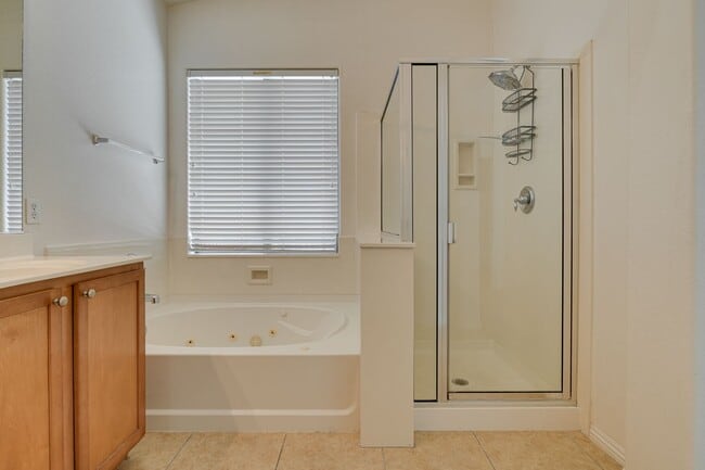 Building Photo - FANTASTIC 3 BEDROOM 2.5 BATH IN NORTH LAS ...
