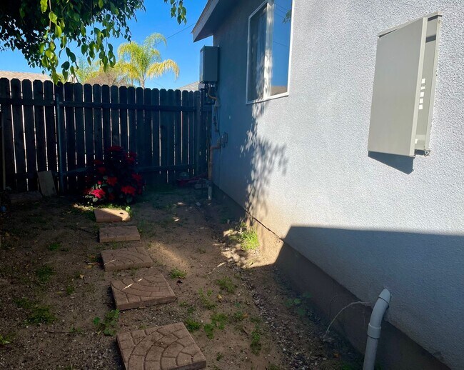 Building Photo - 1609 W Badillo St