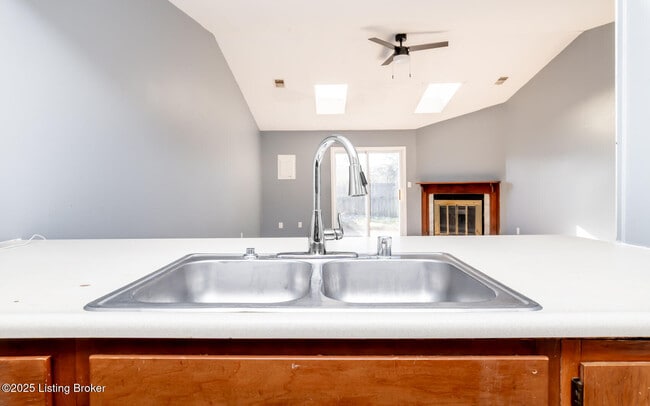 Building Photo - 530 Independence Ct