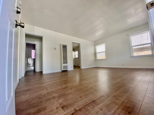 Building Photo - 2 Bed 1 Bath Freestanding Front House for Rent!