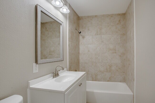 Building Photo - 4 Bed, 2 Bath in South Overton!