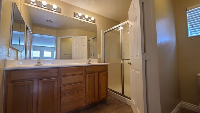 Building Photo - 3 Bedroom home located near Mountains Edge.