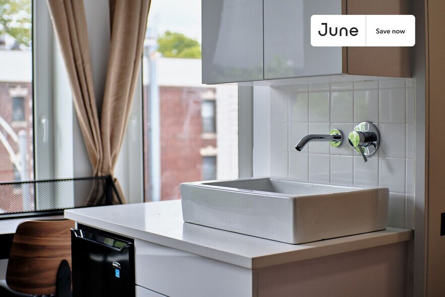 Building Photo - 624 E 17th St