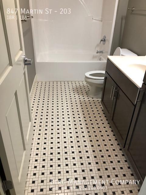 Building Photo - 847 Martin St