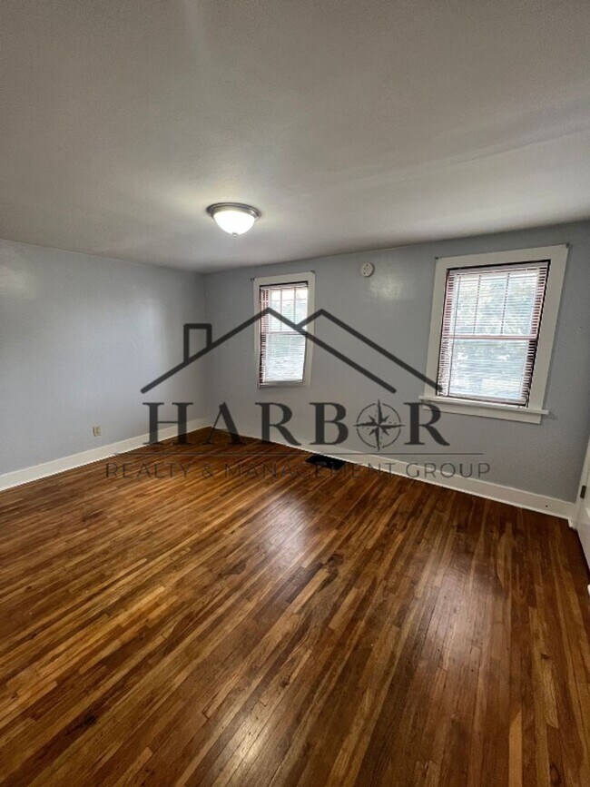 Building Photo - Bright and Comfortable Living!