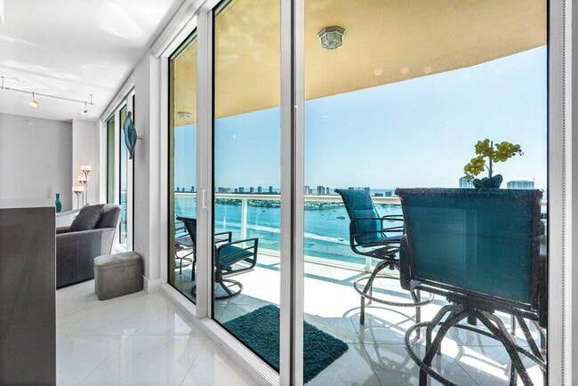 Building Photo - 2640 Lake Shore Dr