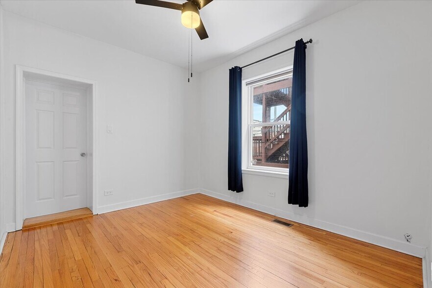 Building Photo - 6445 N Greenview Ave