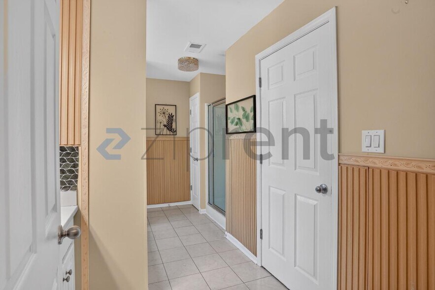 Building Photo - Unit
