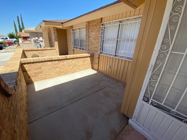 Building Photo - EASTSIDE DUPLEX FOR RENT