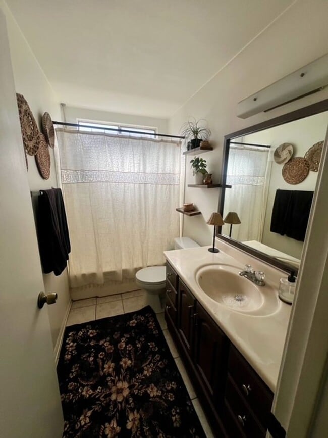 Building Photo - 4 Bedroom Single level