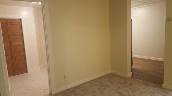 Building Photo - 1063 East Ave