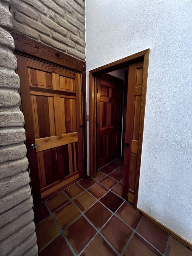 Building Photo - 5 Oriente Ct