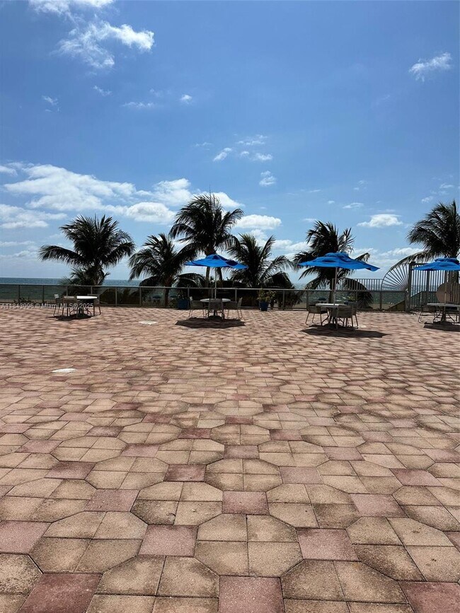 Building Photo - 6039 Collins Ave