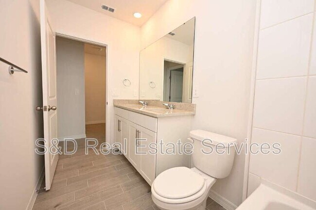 Building Photo - 2106 Rosewood Dr