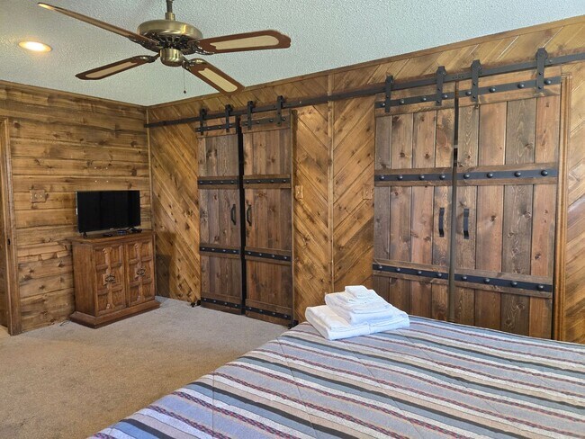Building Photo - Large Three Bedroom Home Close To Midtown ...