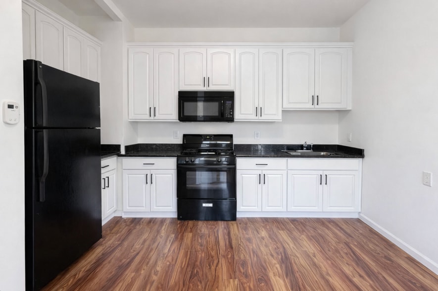 Upgraded, modern kitchen with new cabinets - 1330 Alabama St