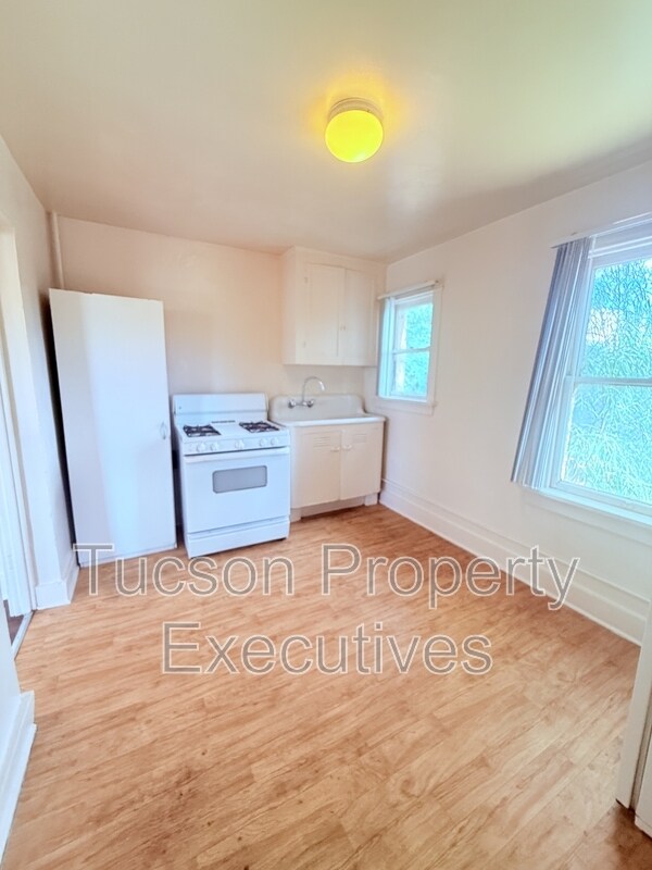 Building Photo - 2632 N Stone Ave