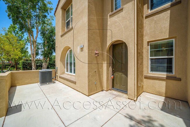 Building Photo - 3 Bed / 2.5 Bath Townhome | Open Layout + Modern Finishes