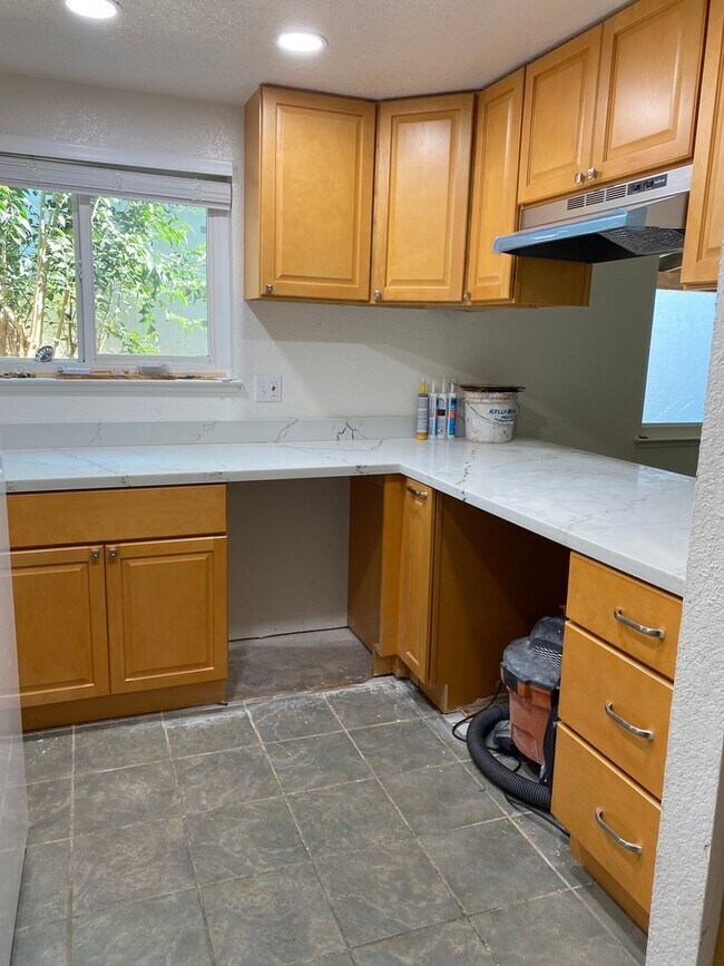 Building Photo - 4th of July MOVE IN SPECIAL! $500.00 off your first month's rent if you move in by July 4th!