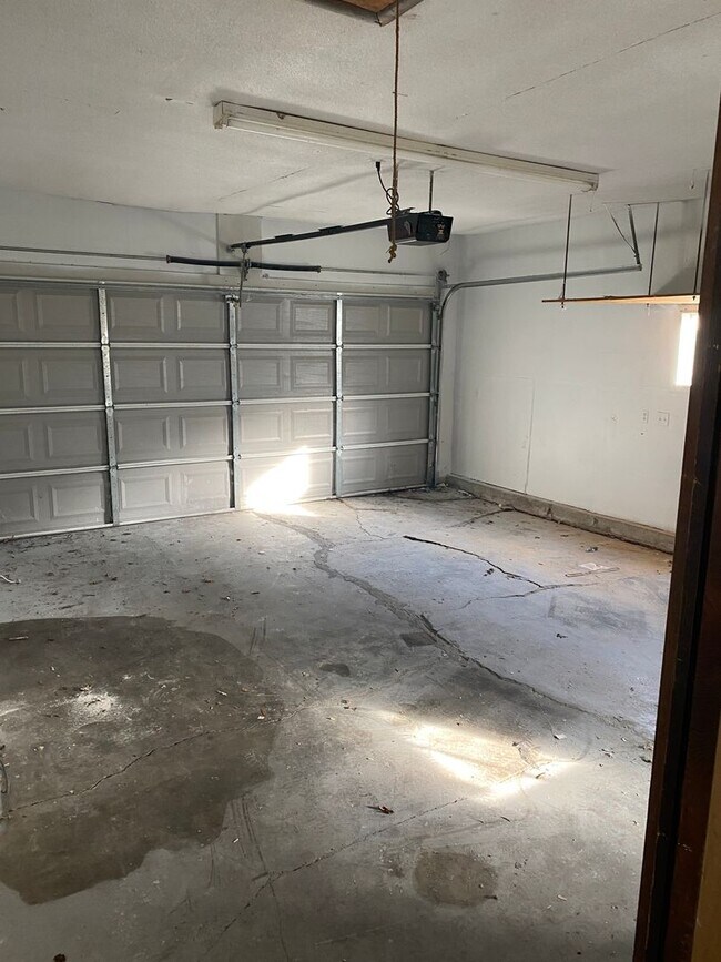 Building Photo - 3 bedroom/1.5 bathroom house/2 car garage