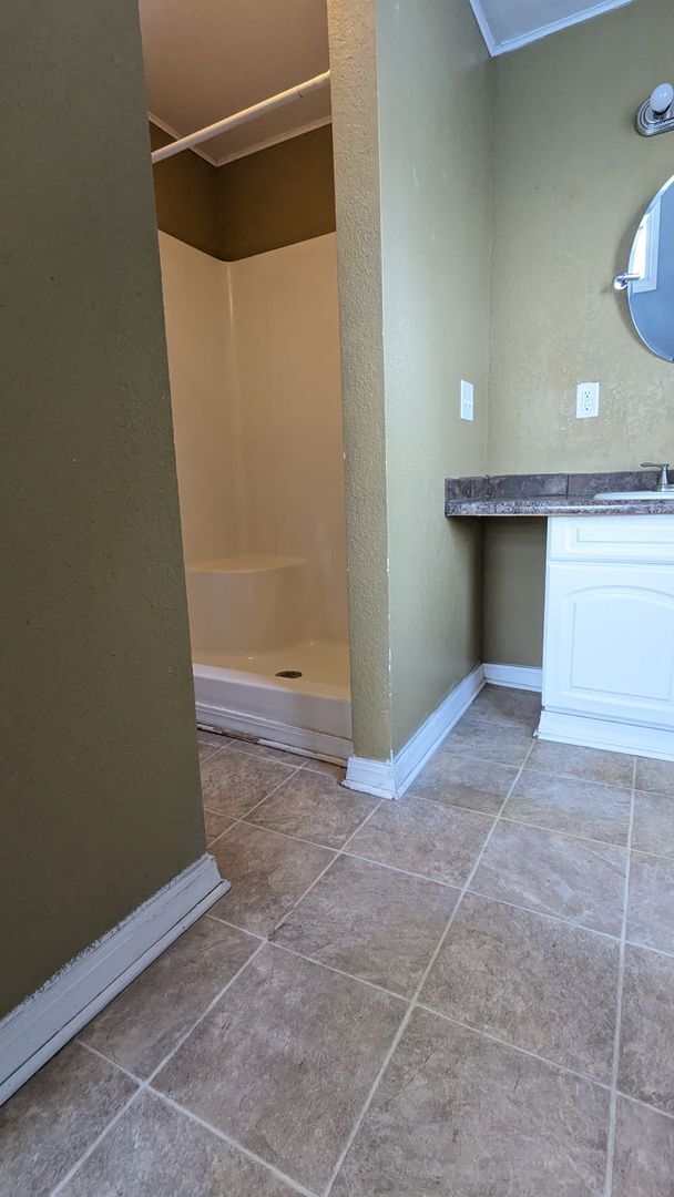 Building Photo - 3 bedroom/2 bath home