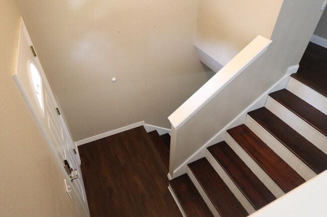 Building Photo - 4 bedroom..3 bath split level home for ren...