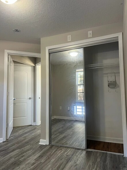 Building Photo - 706 Mitchell Dr