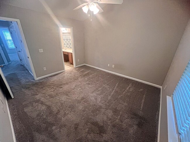 Building Photo - Lovely 2 bedroom 2 1/2 bathroom Townhome in Northeast Greensboro!