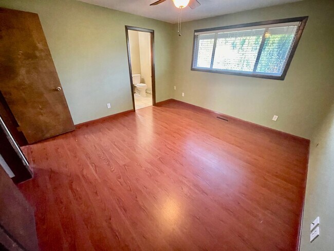 Building Photo - Sprawling 5bd/3bath Split-Level Home | Sto...