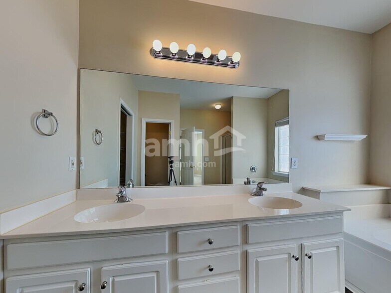 Building Photo - 808 Bindon Ln