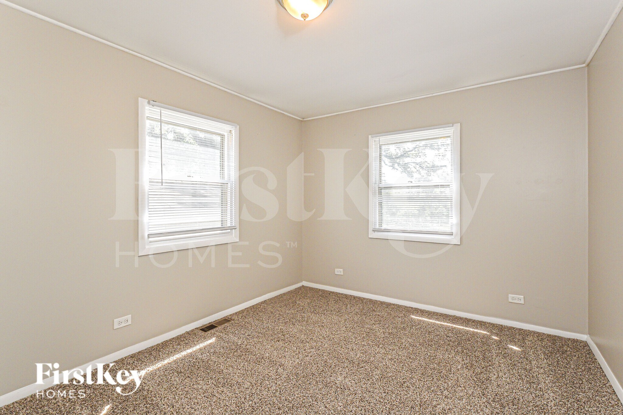 Building Photo - 611 W Oakwood Dr